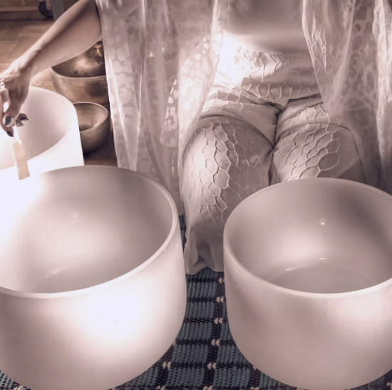 Bols de cristal utilisés pour une séance de bain sonore