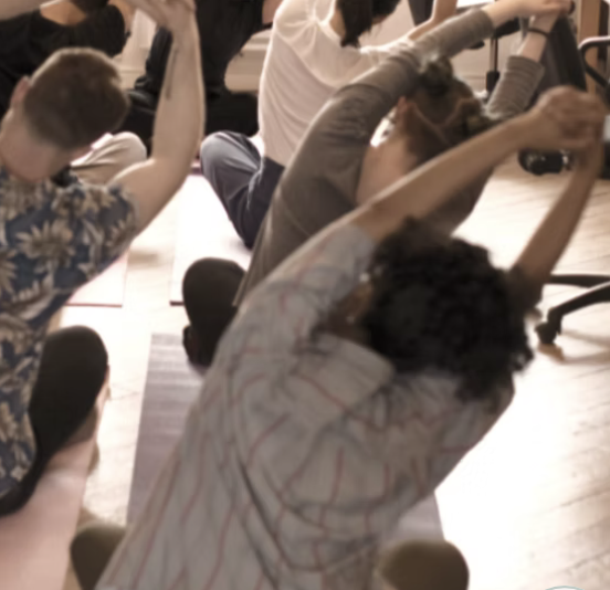 Séance collective de yoga en entreprise